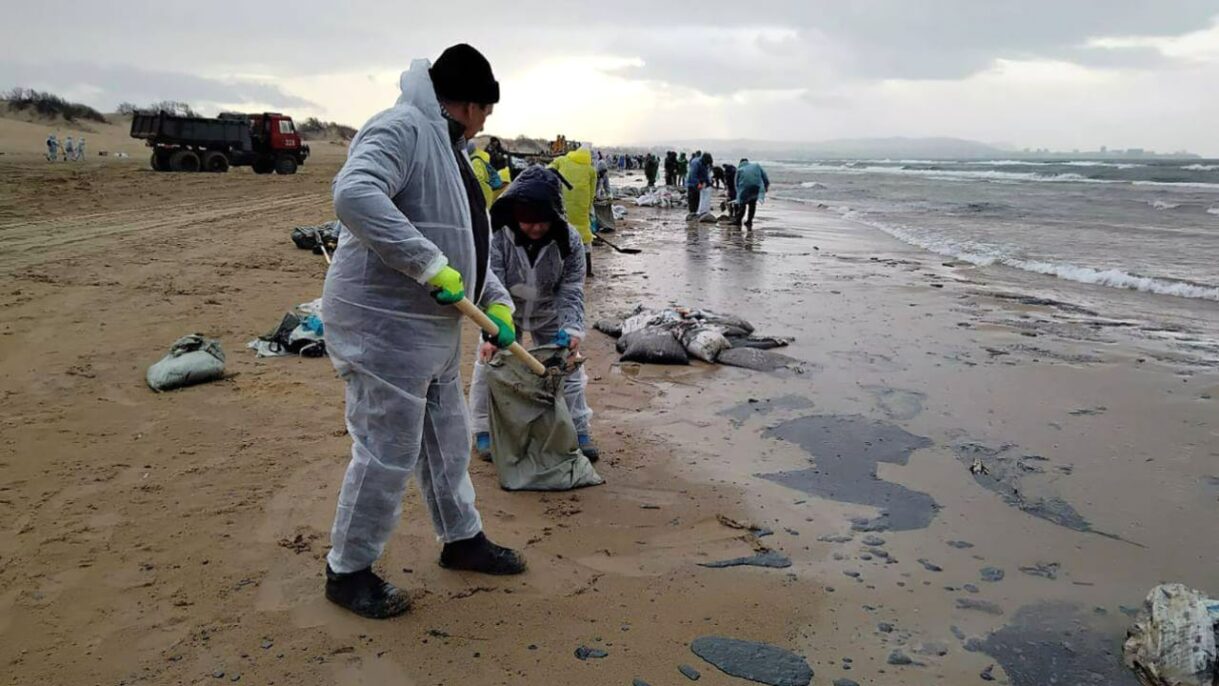 Russia, Black Sea, oil spill, environmental disaster, federal emergency, Crimea, Anapa region, wildlife impact, oil cleanup, volunteers, environmental crisis, Putin, marine life, coastal pollution, nature reserves, tourism impact, environmental response